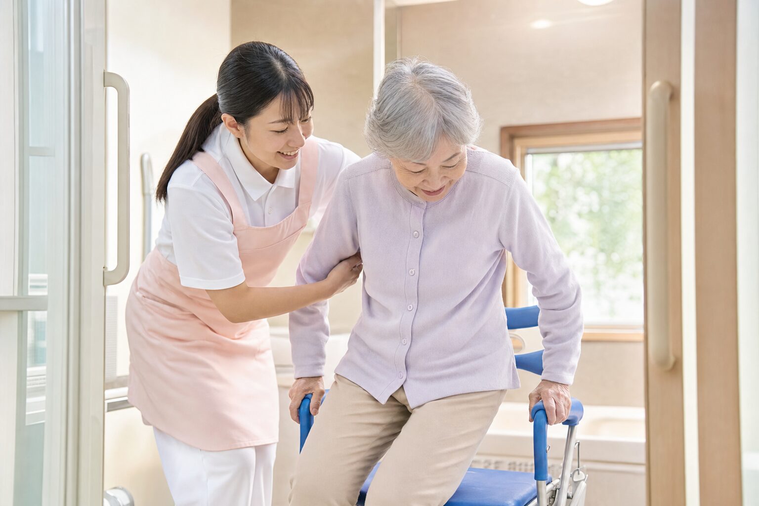 シャワーチェアに座る高齢女性を介助する家族