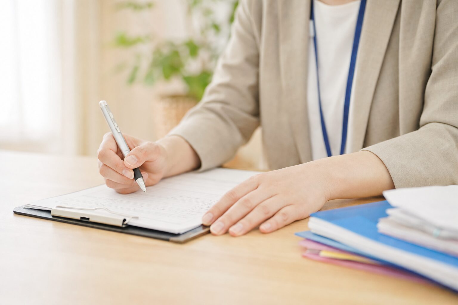 照会で得た意見を記録用紙に記入する手元